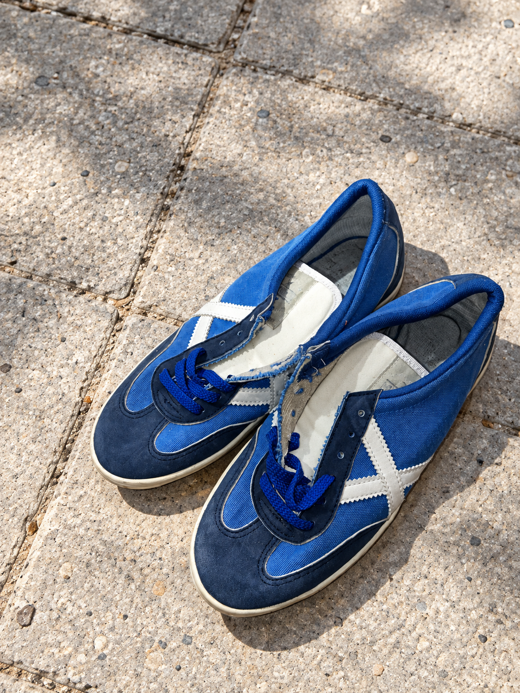 Munich azules X blanca suela fina talla40 sobre pavimento