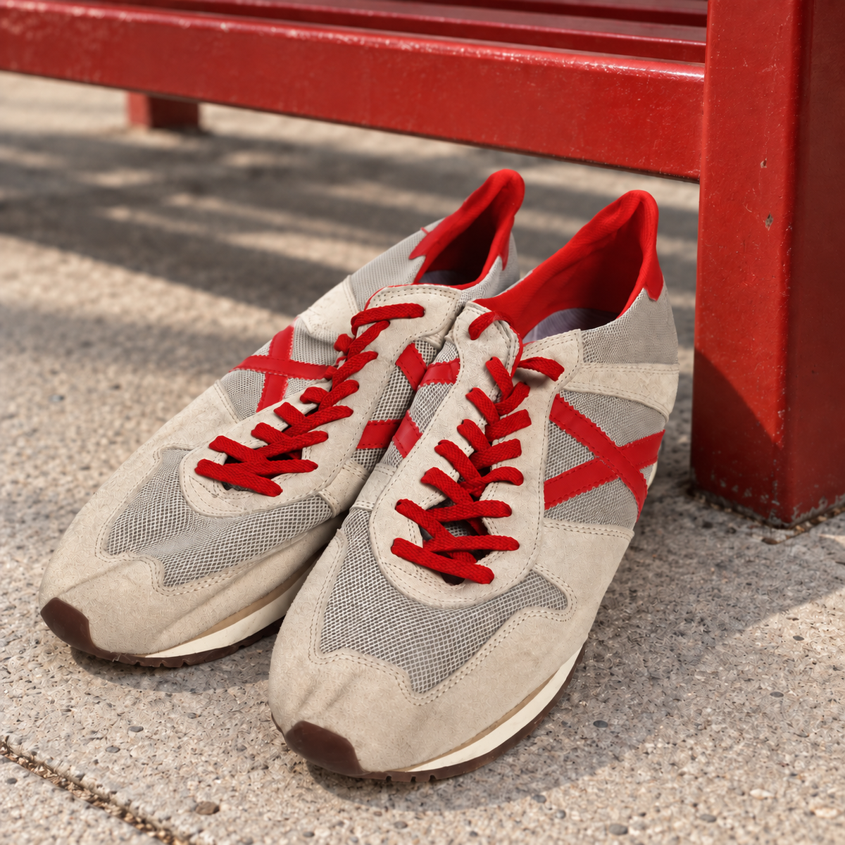 Zapatillas Munich beige y gris con rojo en ambiente urbano