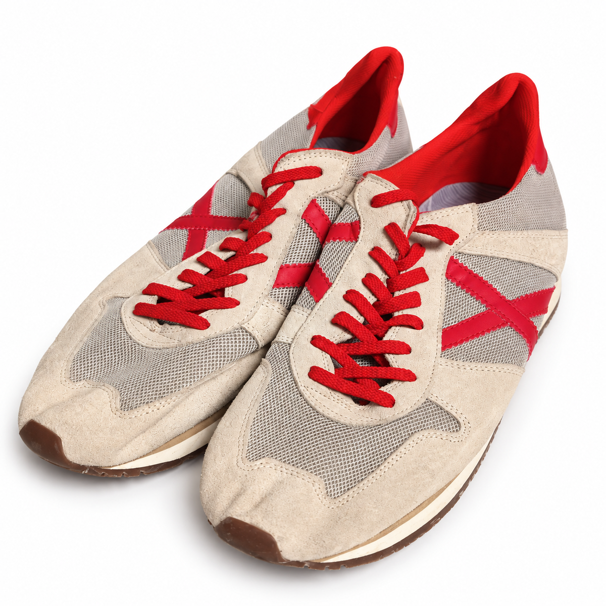 Zapatillas Munich beige y gris con detalles rojos