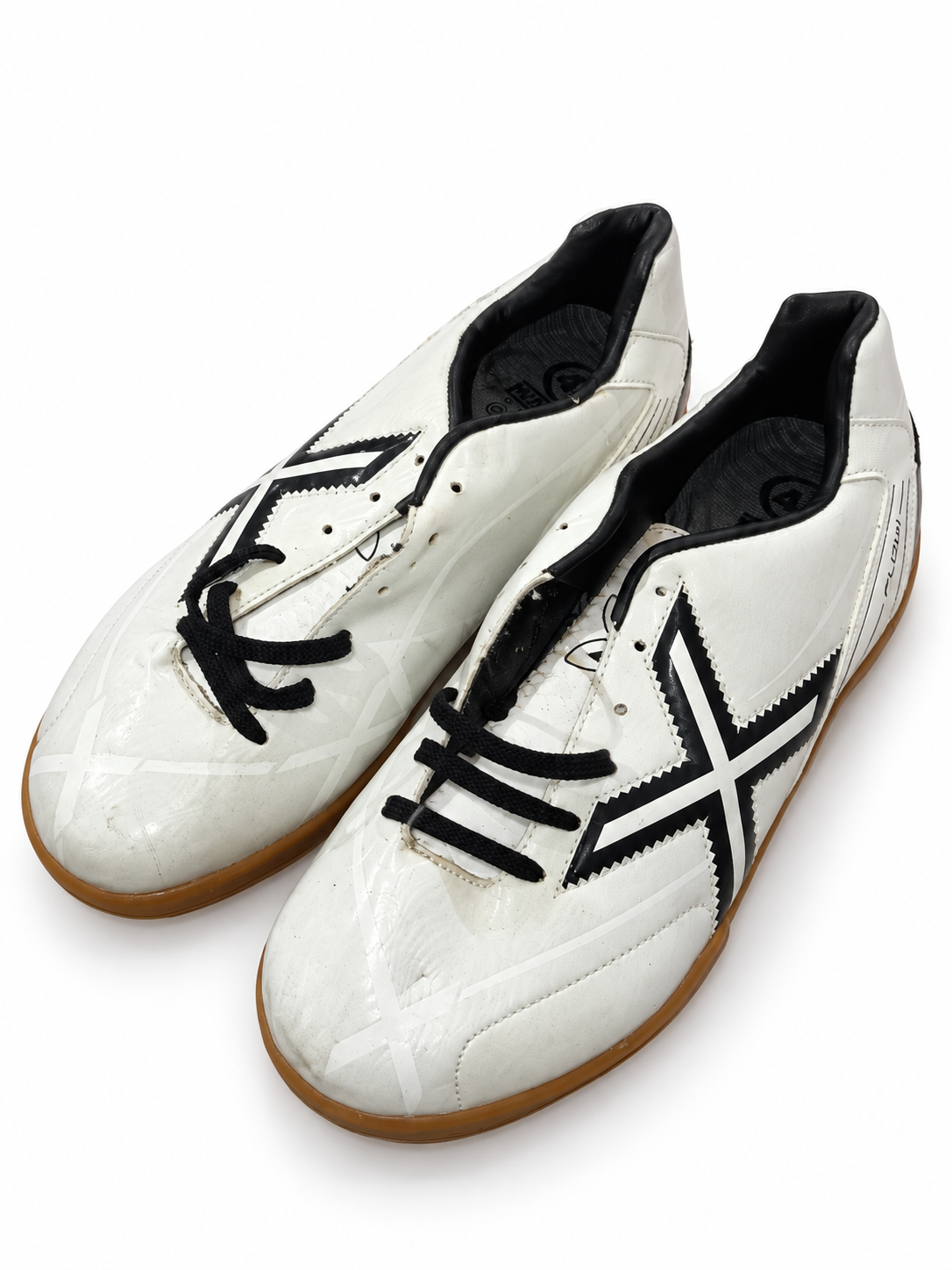 Munich blancas con X negra y borde de suela caramelo talla 40 fondo blanco