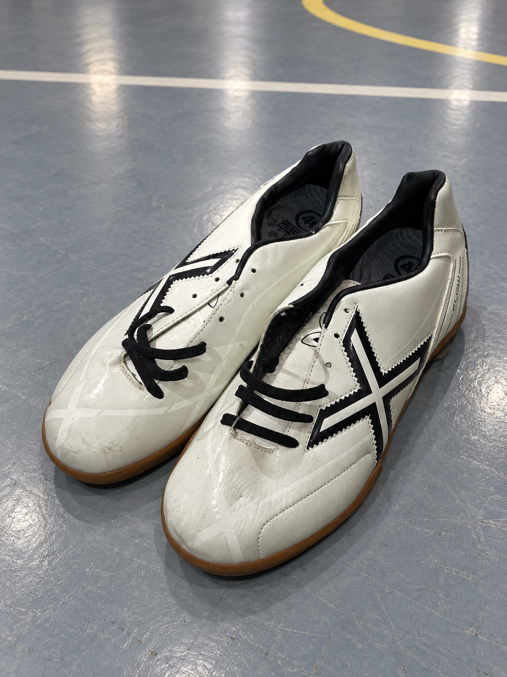 Munich blancas X negra talla 40 en pista cubierta