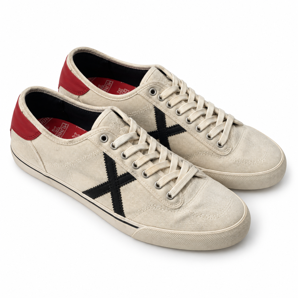 Vista principal de Zapatillas Munich Blancas de Lona con X Negra y Talón Rojo Unisex