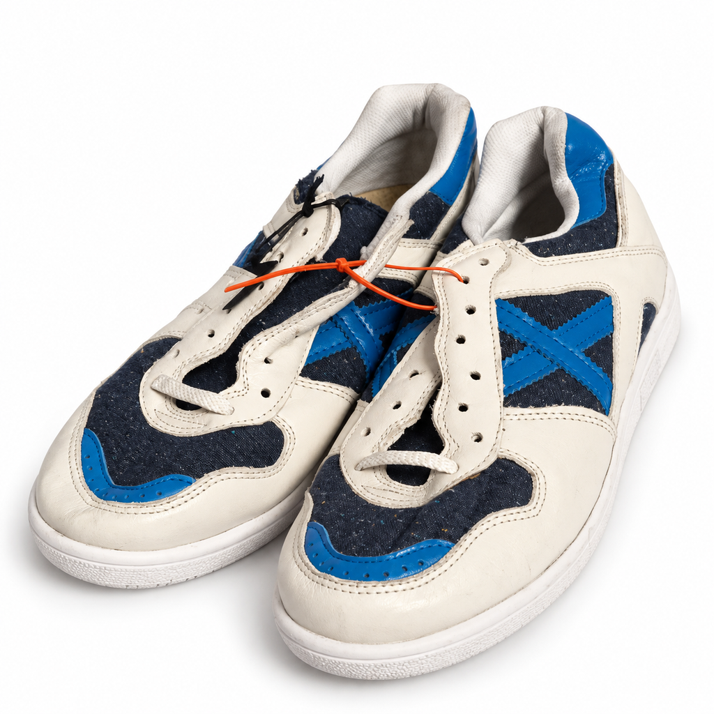 Zapatillas Munich blancas azul marino y azul vivo, vista principal sobre fondo blanco