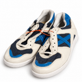 Zapatillas Munich blancas azul marino y azul vivo, vista principal sobre fondo blanco