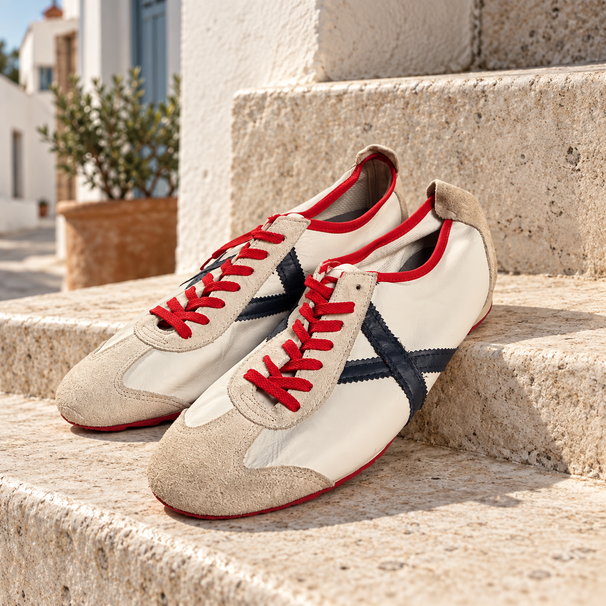 Zapatillas Munich blancas y beige en ambiente mediterráneo