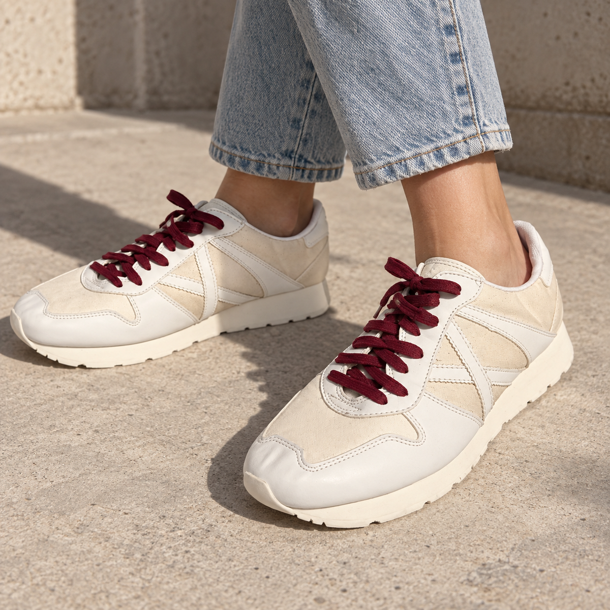 Zapatillas Munich Blancas y Crema con Cordones Burdeos Unisex - lifestyle