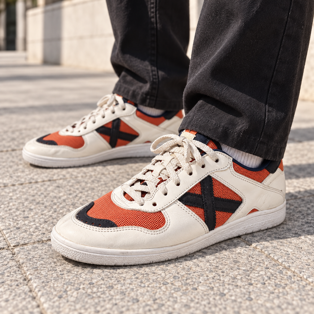 Zapatillas Munich blancas, naranjas y azul marino en un look urbano