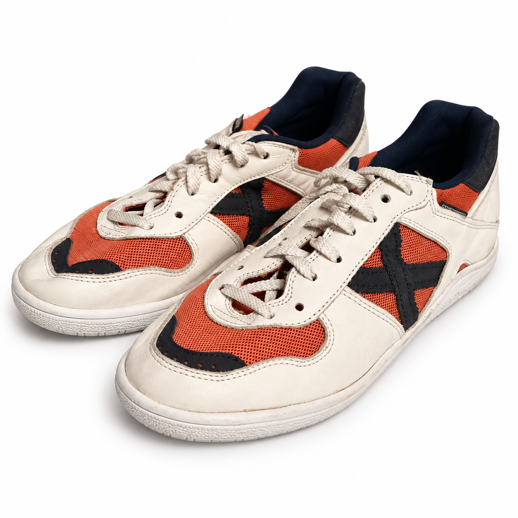 Zapatillas Munich blancas con malla naranja y X azul marino sobre fondo blanco