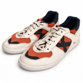 Zapatillas Munich blancas con malla naranja y X azul marino sobre fondo blanco