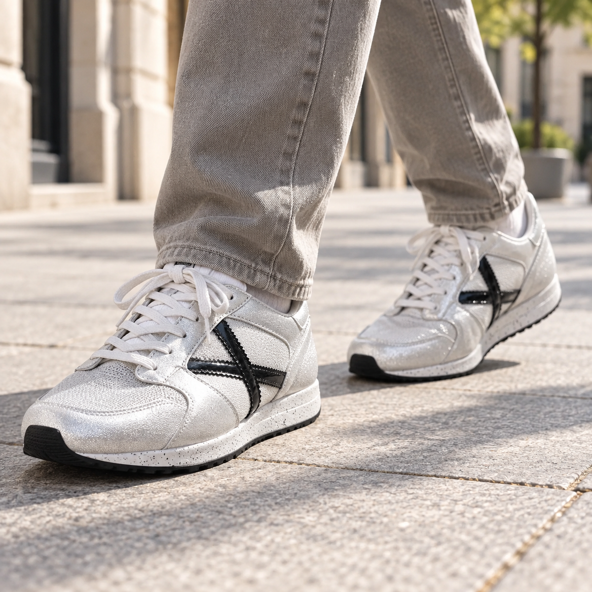 Zapatillas Munich blancas y plateadas en ambiente urbano