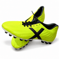 Botas Munich amarillo flúor X negra talla 40 con tacos negros, fondo blanco