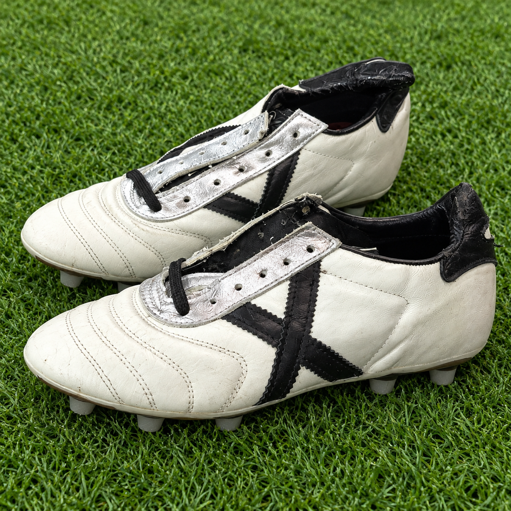 Botas Munich blancas X negra talla 40 junto a césped deportivo