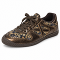 Zapatillas Munich bronce con estampado floral y detalles grabados sobre fondo blanco