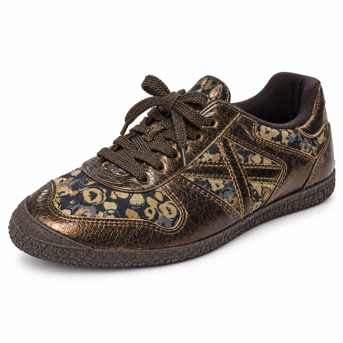 Zapatillas Munich bronce con estampado floral y detalles grabados sobre fondo blanco