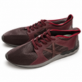 Zapatillas Munich burdeos con textura de triángulos y suela gris · Talla 45 - portada blanca