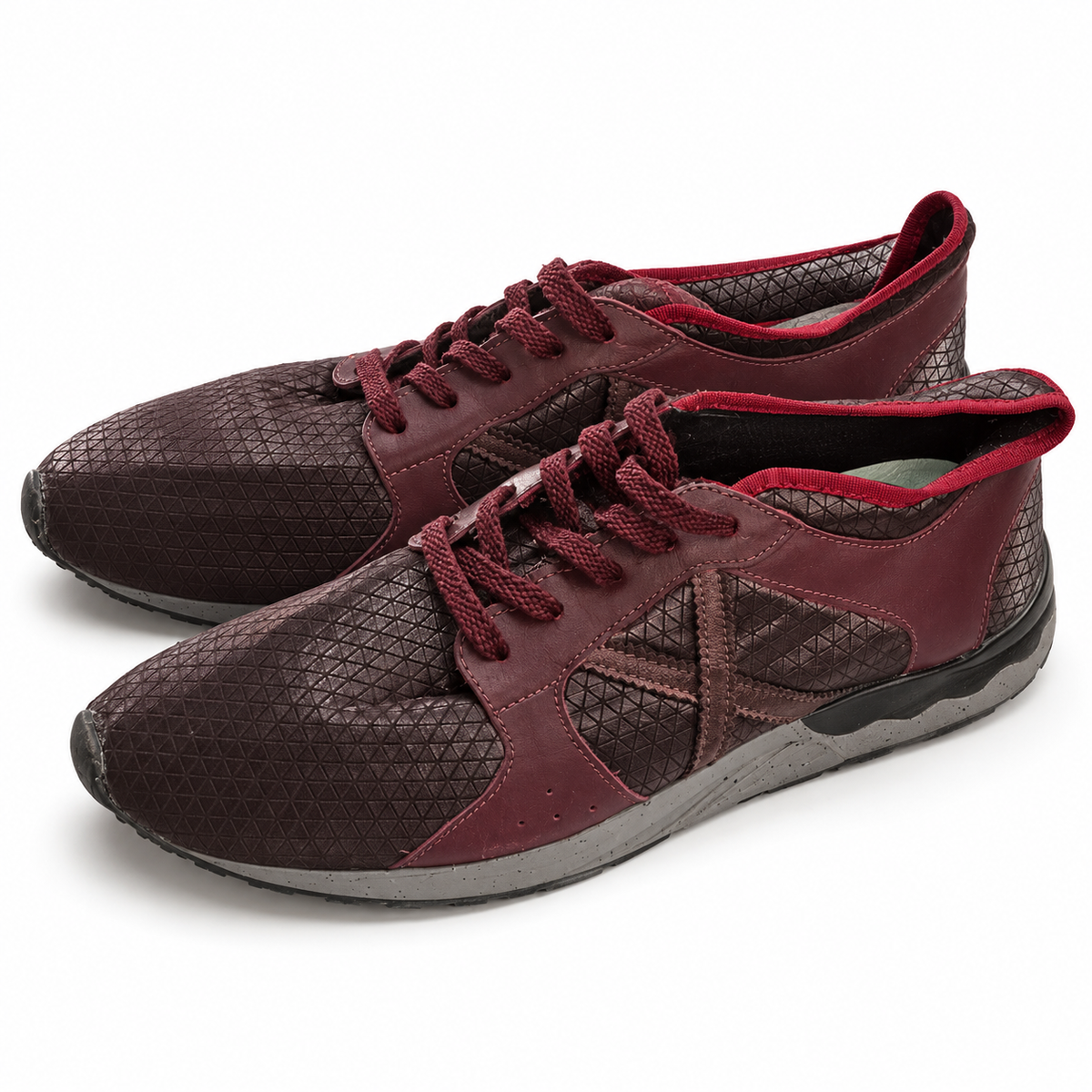 Zapatillas Munich burdeos con textura de triángulos y suela gris · Talla 45 - portada blanca