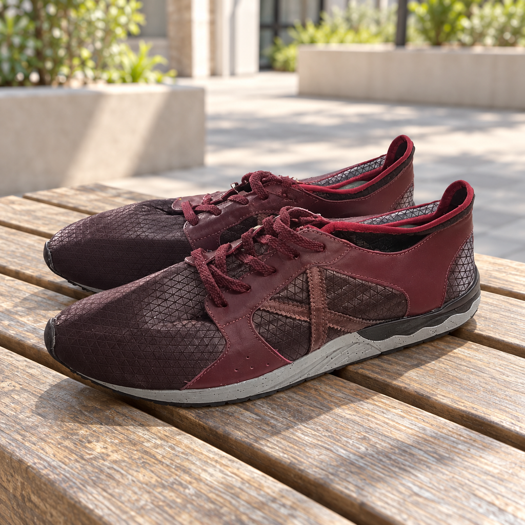 Zapatillas Munich burdeos con textura de triángulos y suela gris · Talla 45 - lifestyle sobre banco