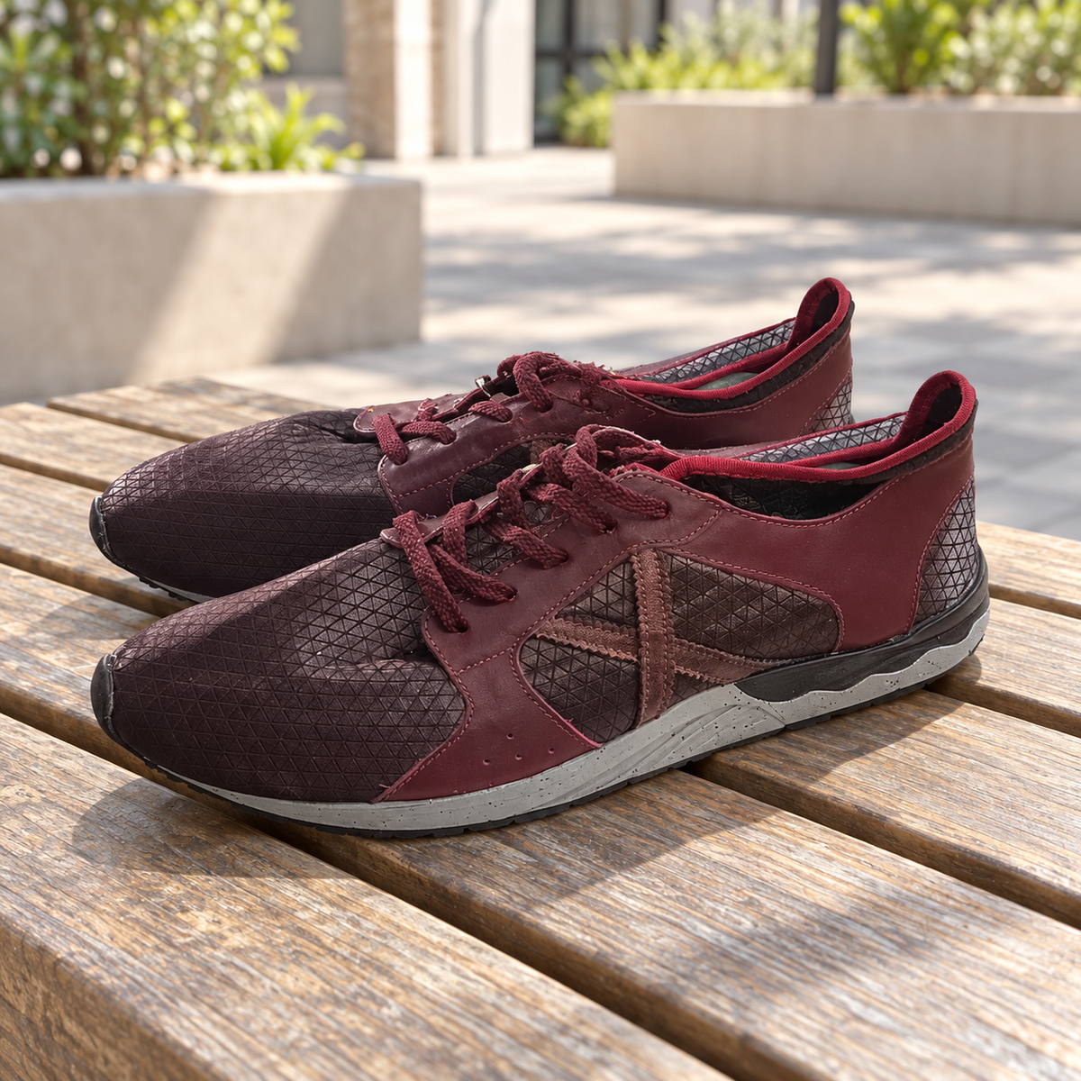 Zapatillas Munich burdeos con textura de triángulos y suela gris · Talla 45 - lifestyle sobre banco