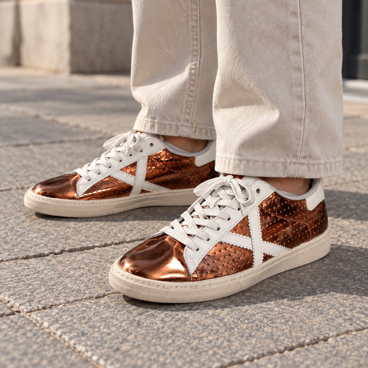 Zapatillas Munich cobre metalizado en ambiente urbano