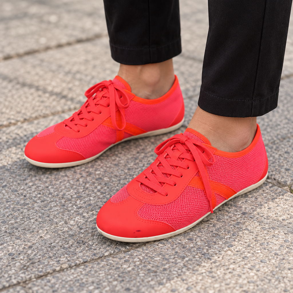 Zapatillas Munich coral en ambiente urbano
