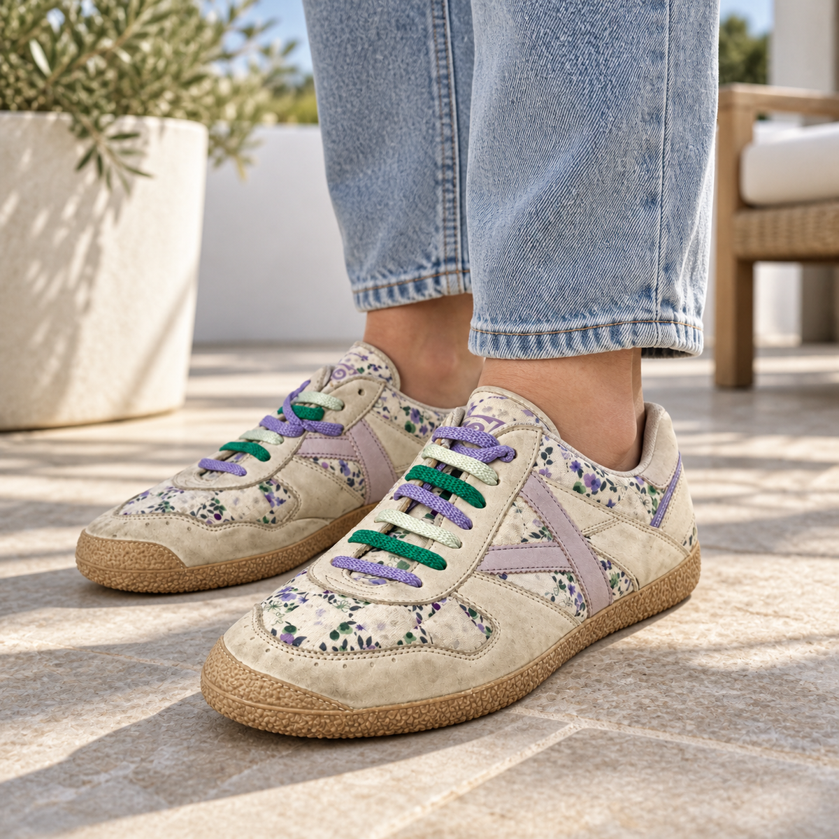 Zapatillas Munich crema con estampado floral en una escena exterior