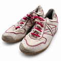 Zapatillas Munich crema con costuras fucsia y cordones bicolor sobre fondo blanco