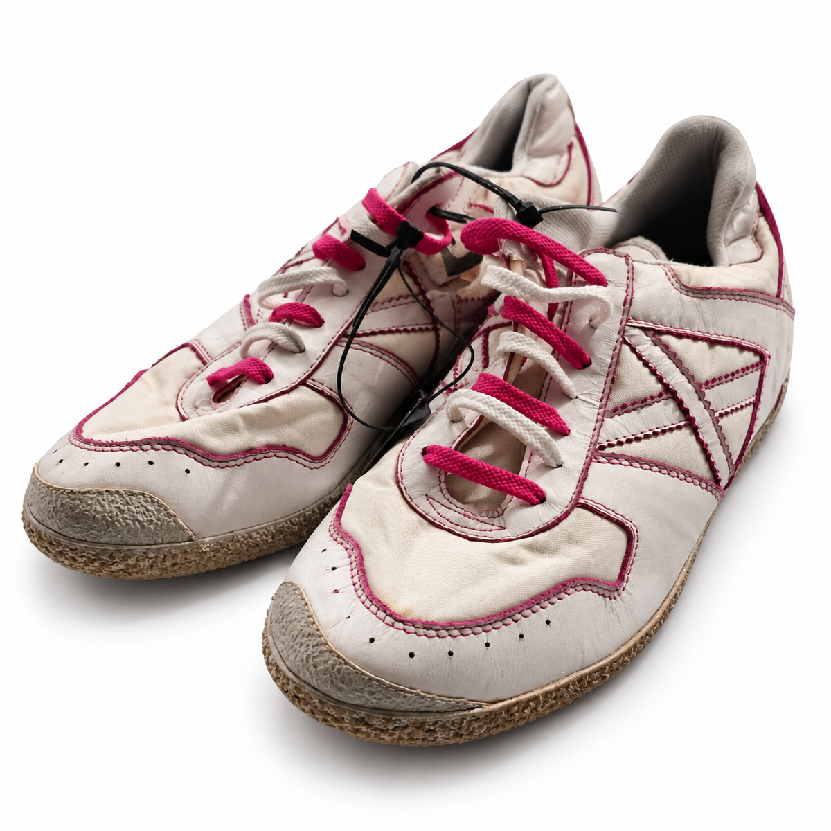 Zapatillas Munich crema con costuras fucsia y cordones bicolor sobre fondo blanco