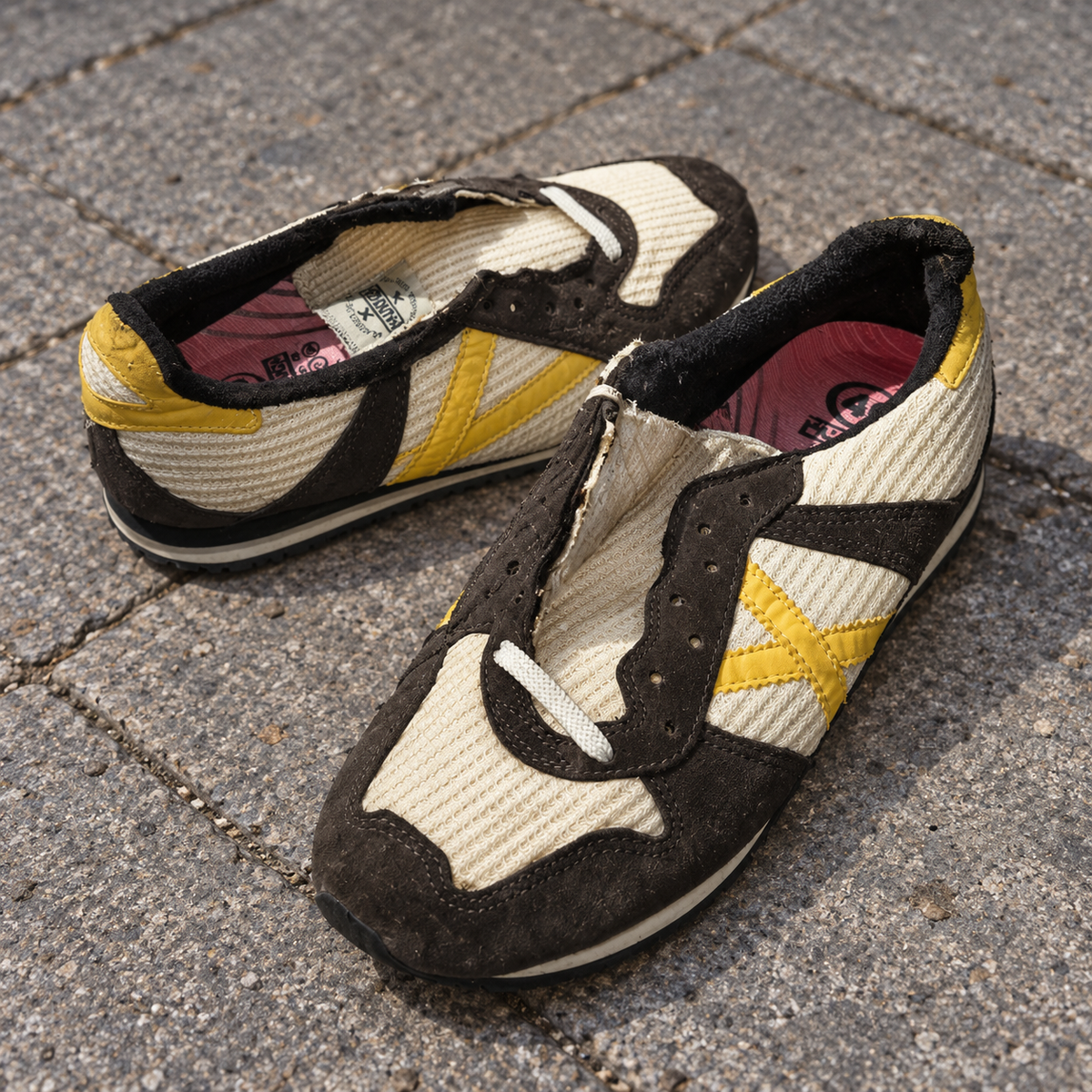 Munich crema X amarilla talla 40 en pavimento urbano