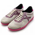 Zapatillas Munich crema y malva con suela fucsia sobre fondo blanco