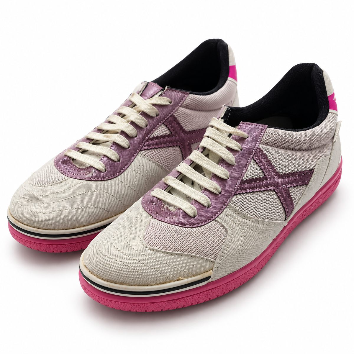 Zapatillas Munich crema y malva con suela fucsia sobre fondo blanco