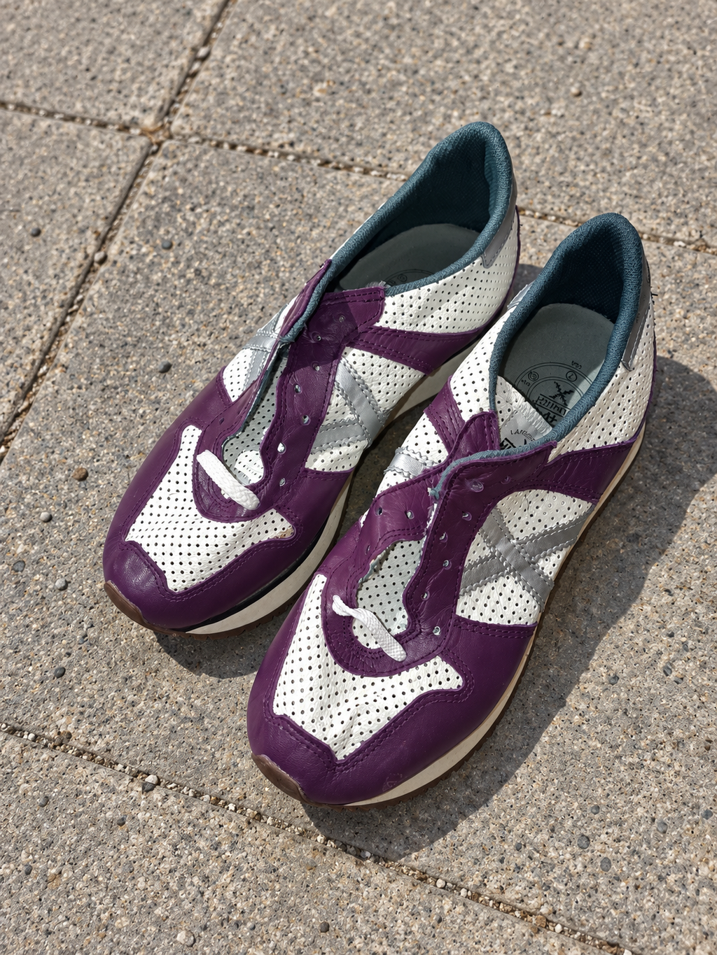 Munich crema morado perforadas talla40 sobre pavimento
