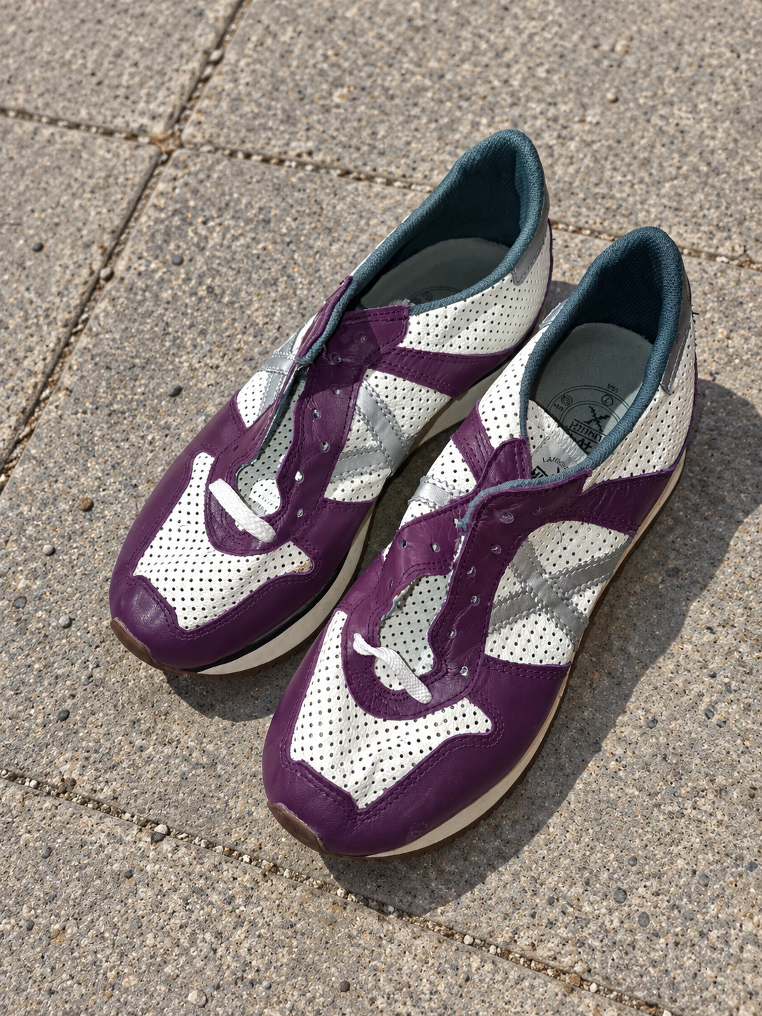 Munich crema morado perforadas talla40 sobre pavimento