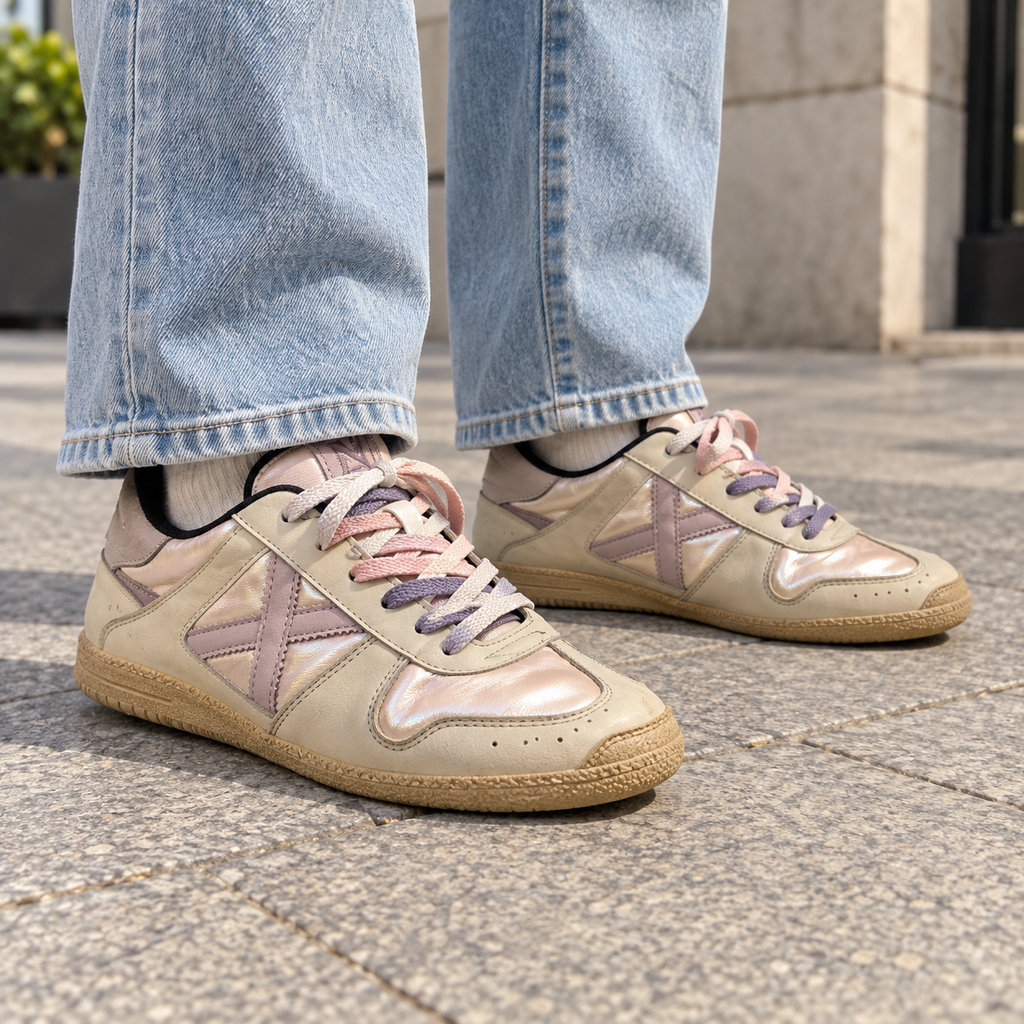 Zapatillas Munich Crema con Rosa Perlado y Cordones Pastel Mujer - imagen lifestyle