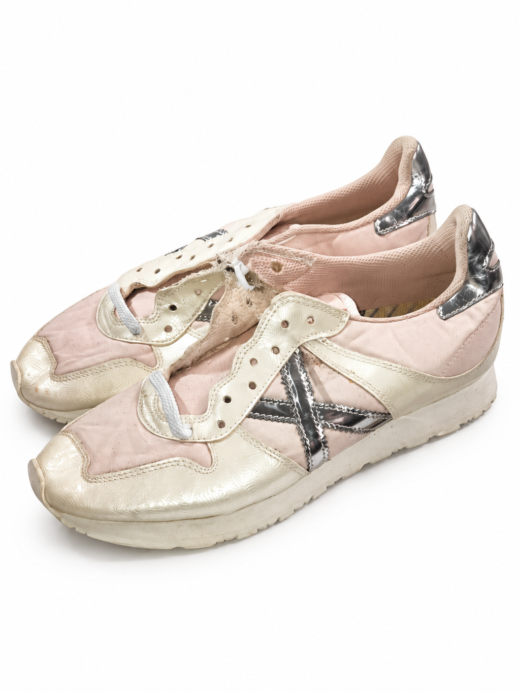 Munich crema y rosa con X plateada talla40 sobre fondo blanco, cordones incompletos y desgaste visible