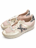 Munich crema y rosa con X plateada talla40 sobre fondo blanco, cordones incompletos y desgaste visible