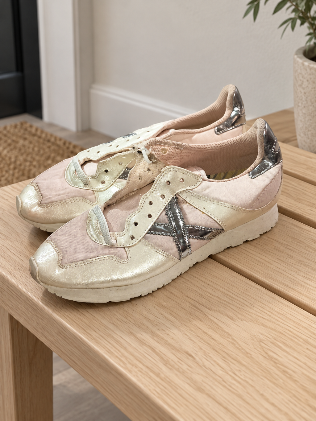 Par Munich crema rosa Xplateada talla40 sobre banco, marcas y cordones incompletos