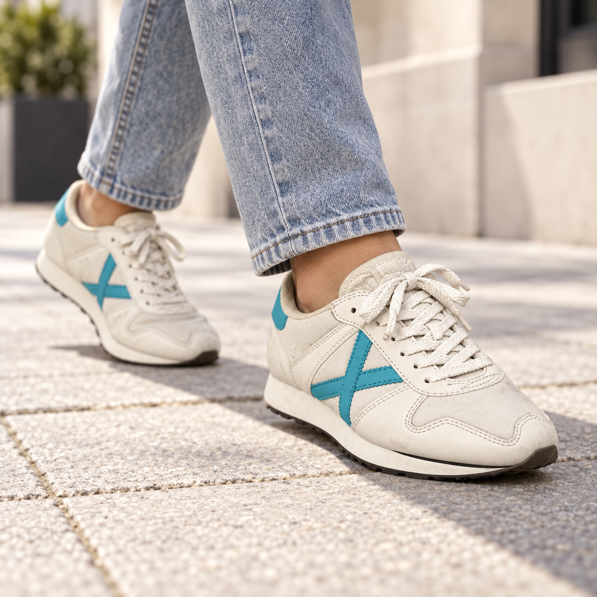 Zapatillas Munich crema y turquesa en un look urbano