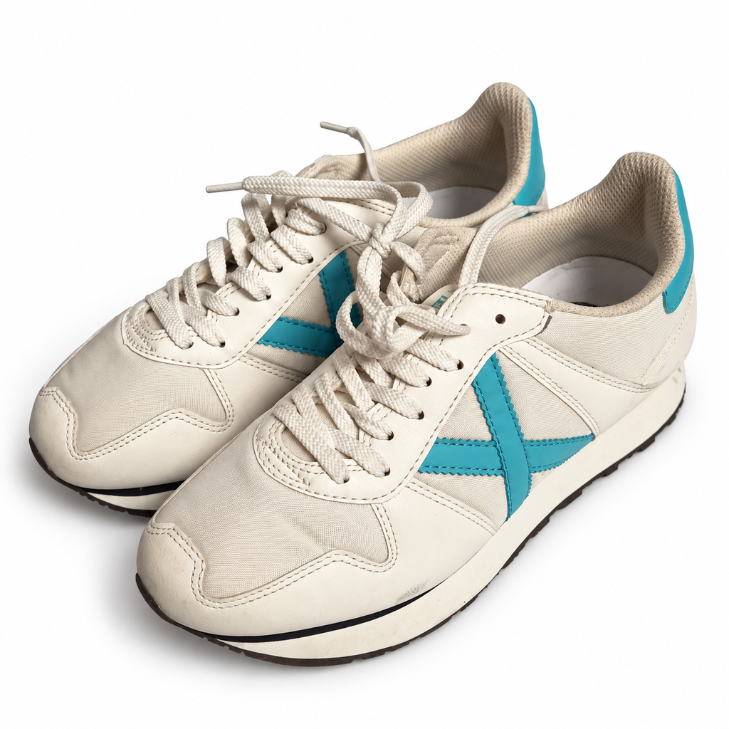 Zapatillas Munich crema con X turquesa sobre fondo blanco