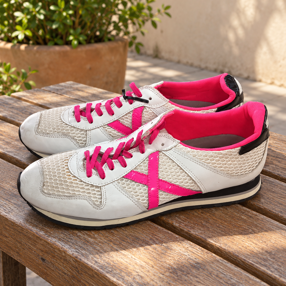Zapatillas Munich blancas de rejilla con X fucsia · Talla 45 - lifestyle sobre banco