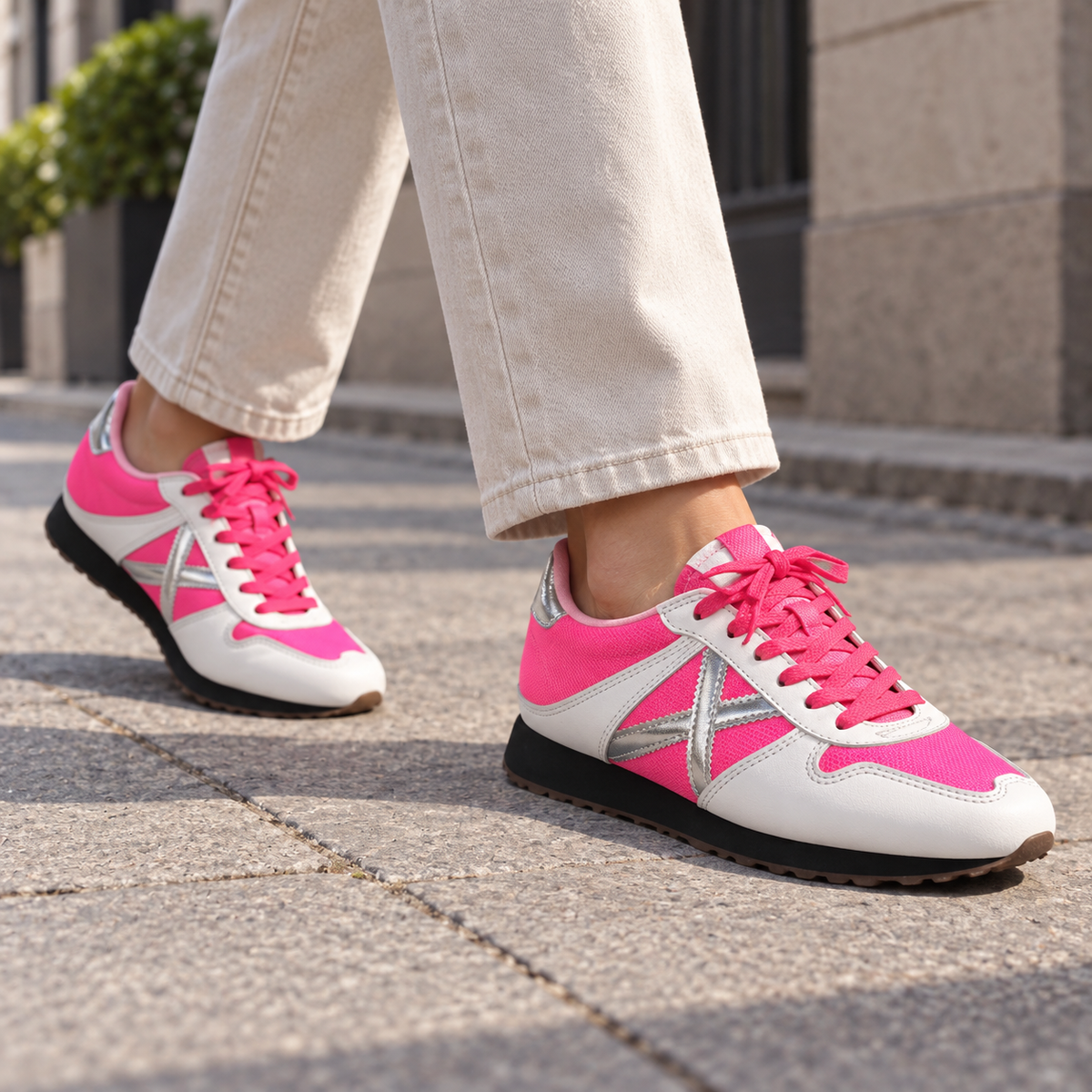 Zapatillas Munich fucsia, blancas y plateadas en ambiente urbano