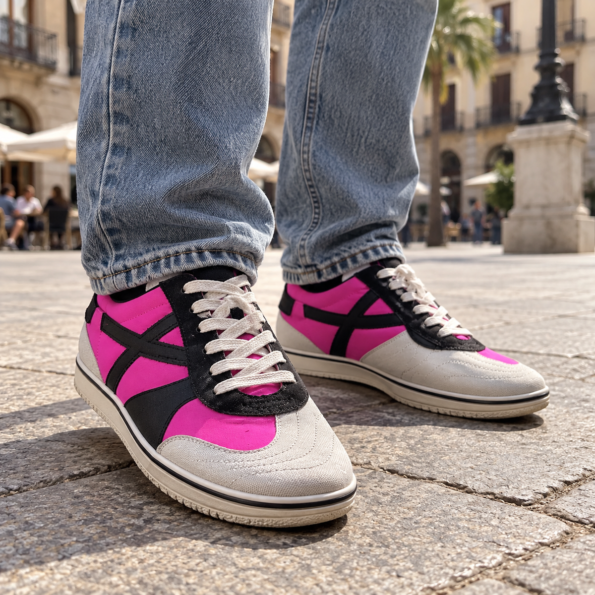 Zapatillas Munich fucsia, plateadas y negras en ambiente urbano