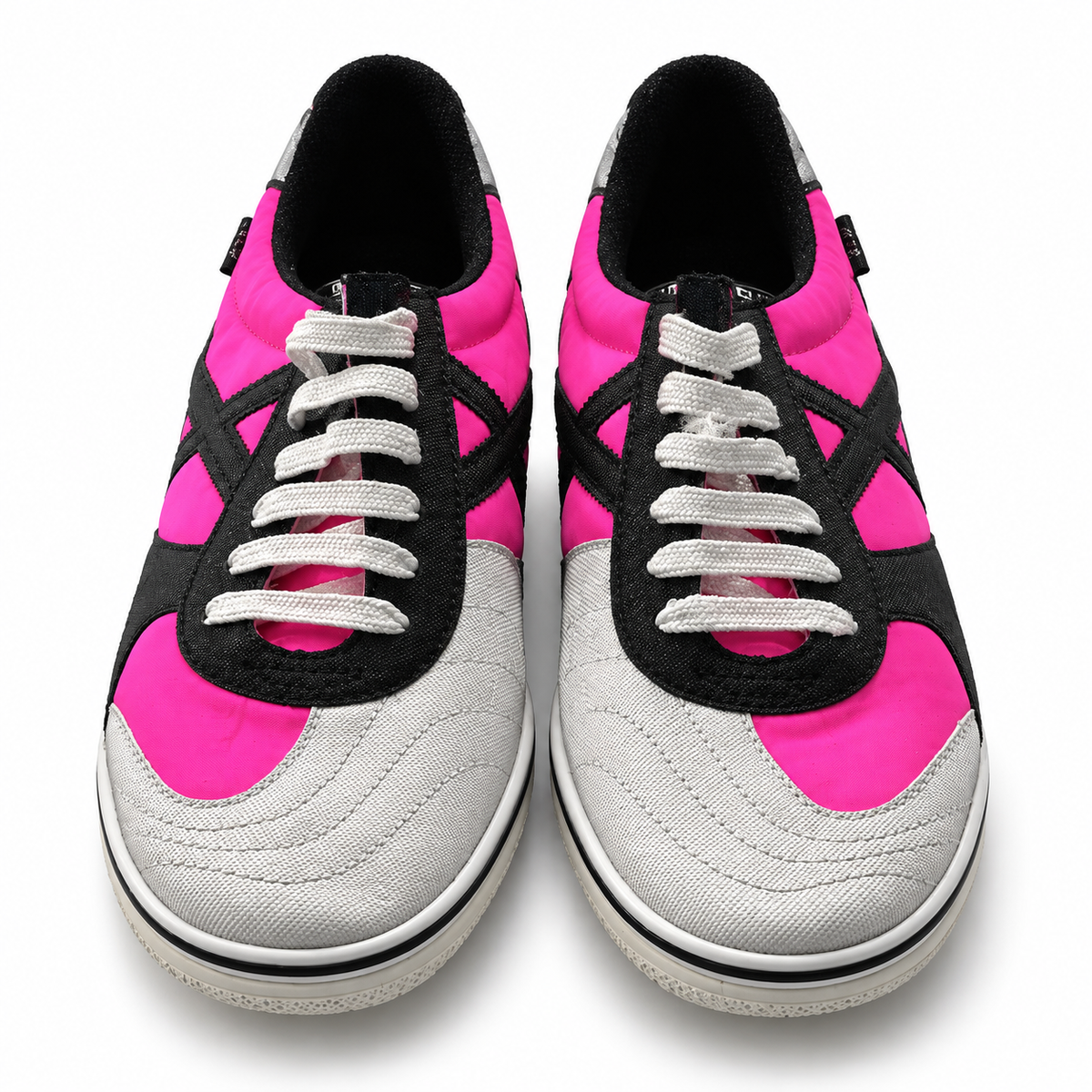 Zapatillas Munich fucsia, plateadas y negras sobre fondo blanco