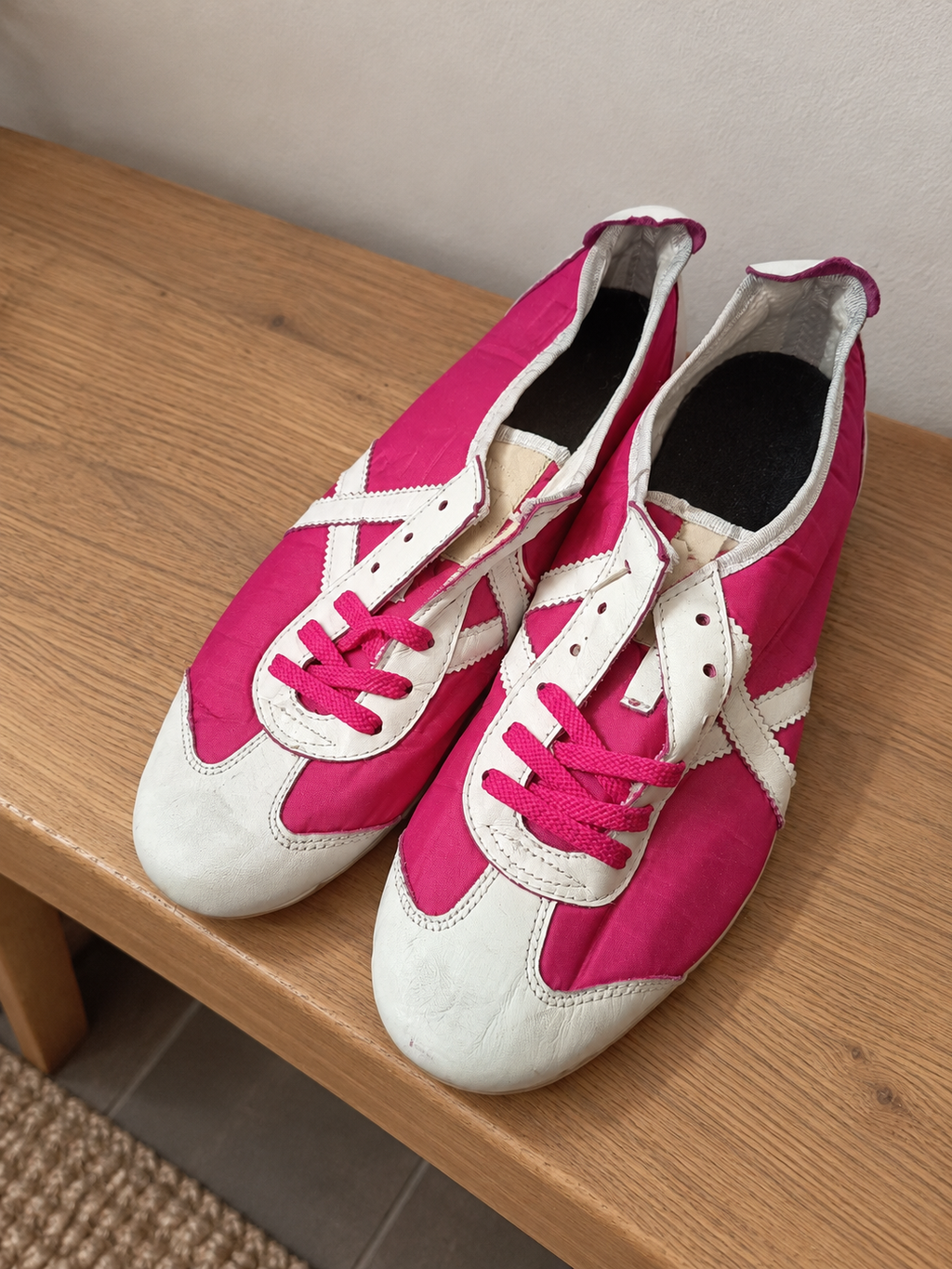 Munich fucsia blanca talla40 sobre banco con marcas visibles