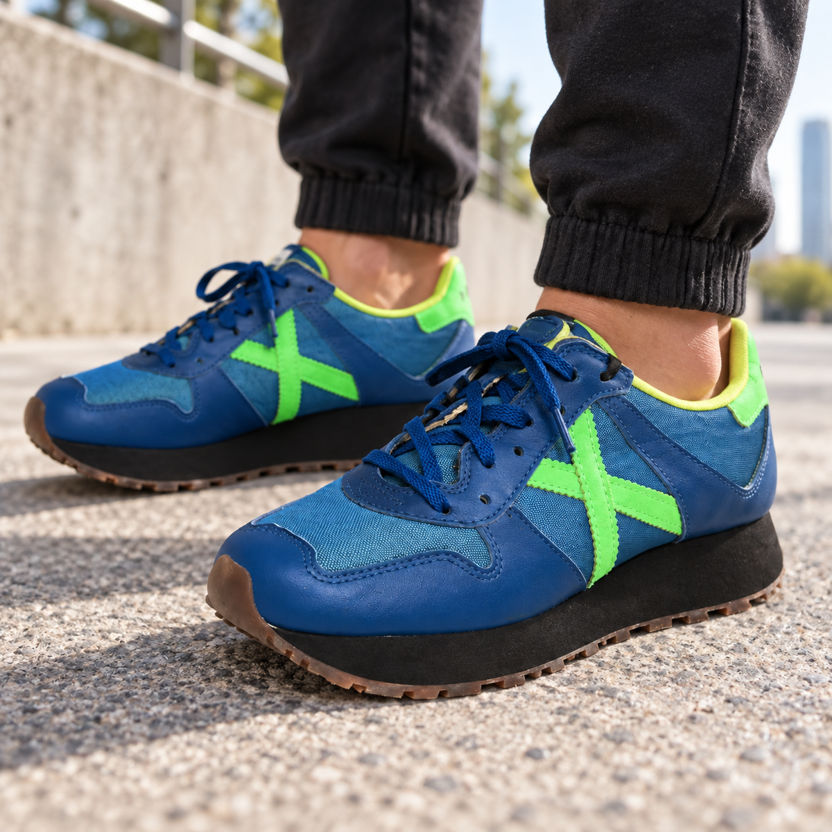 Zapatillas de fútbol Munich azules con detalles verde lima, imagen lifestyle