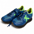 Zapatillas de fútbol Munich azules con detalles verde lima, vista principal sobre fondo blanco