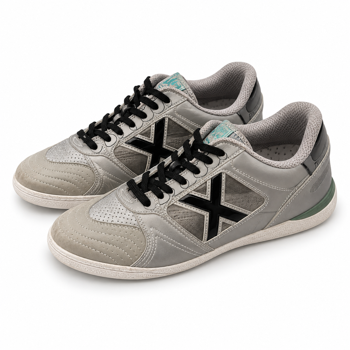 Vista principal de Zapatillas de Fútbol Sala Munich Plateadas con X Negra Hombre