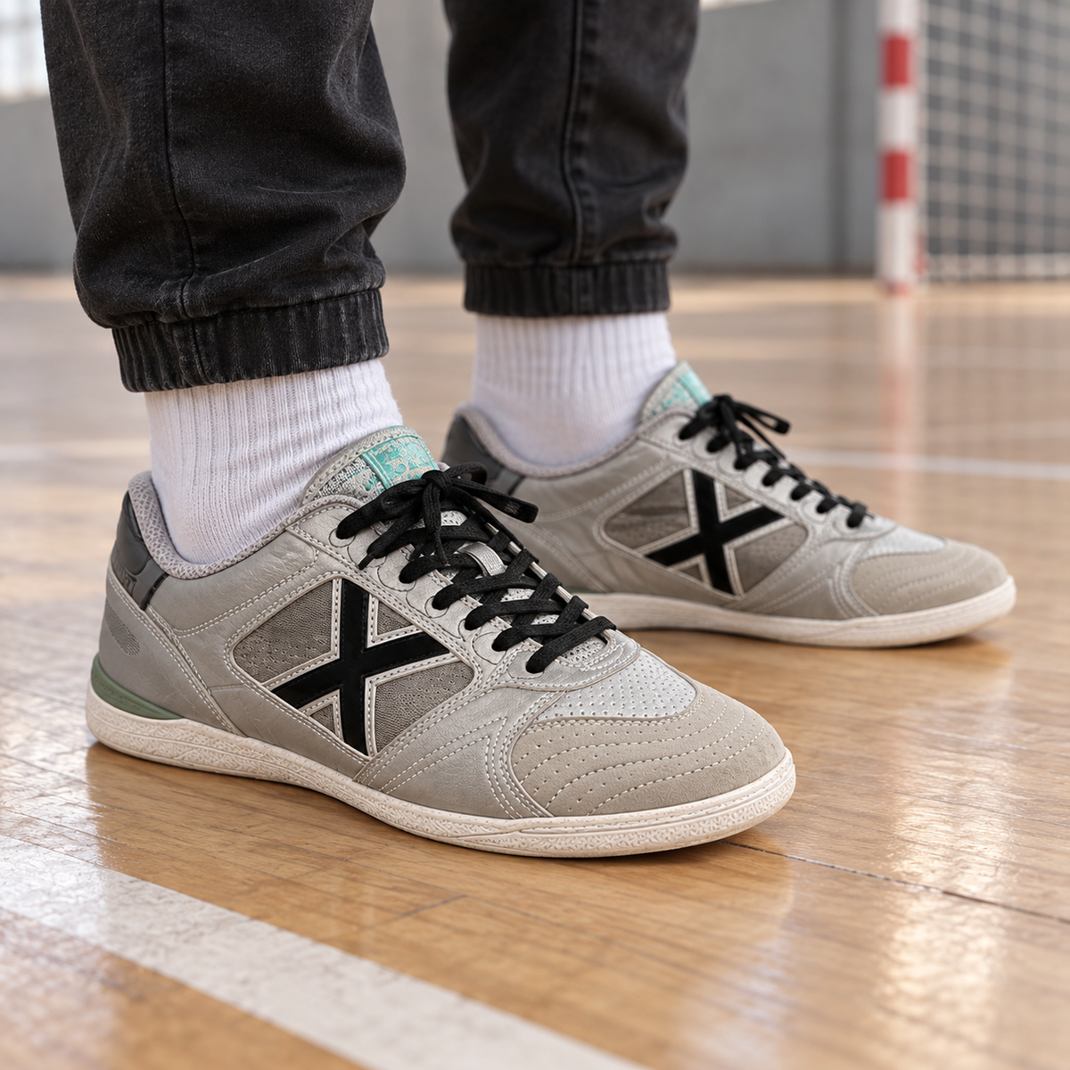 Vista lifestyle de Zapatillas de Fútbol Sala Munich Plateadas con X Negra Hombre