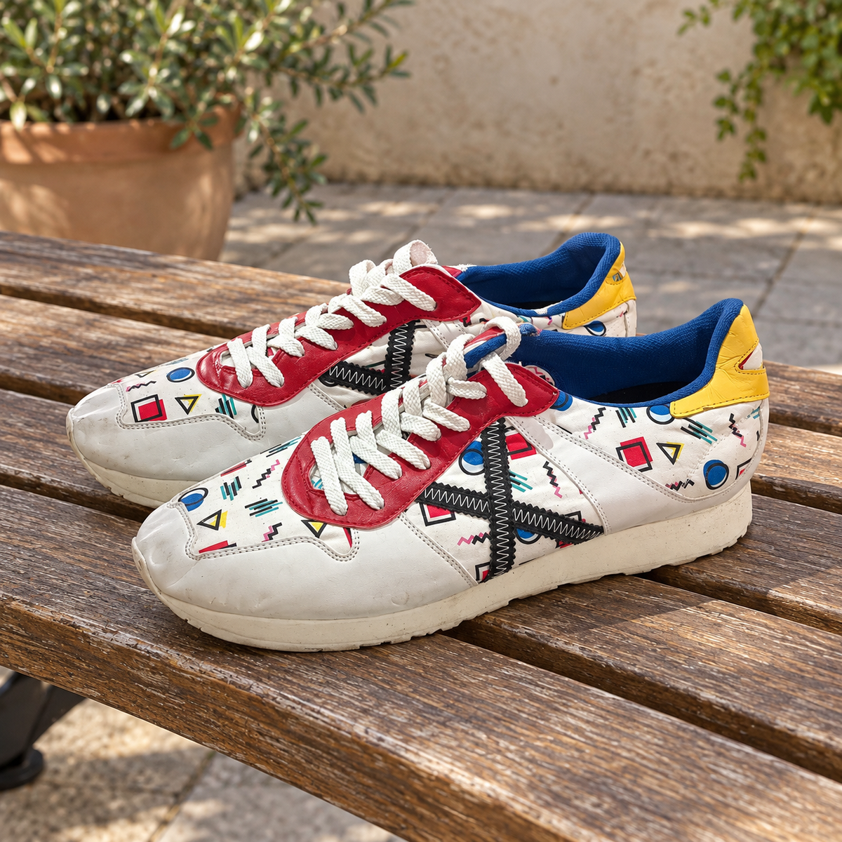 Zapatillas Munich blancas con estampado geométrico multicolor · Talla 45 - lifestyle sobre banco