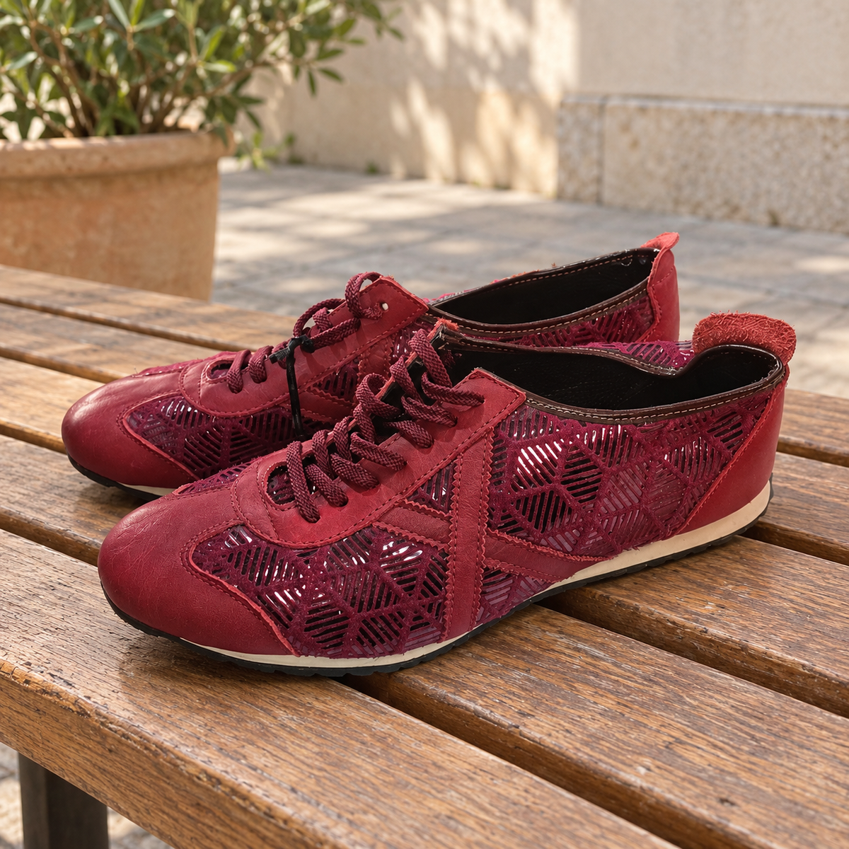 Zapatillas Munich granates con dibujo calado y X tonal · Talla 45 - lifestyle sobre banco