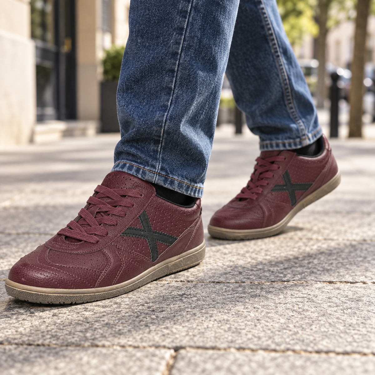 Zapatillas Munich granate en ambiente urbano